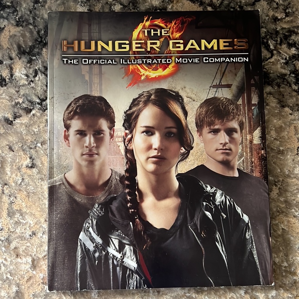 The Hunger Games Magazine Collection Set Catching Fire 🔥 - Picture 2 of 9